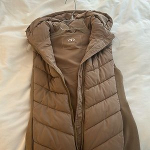 Camel puffer vest with hood